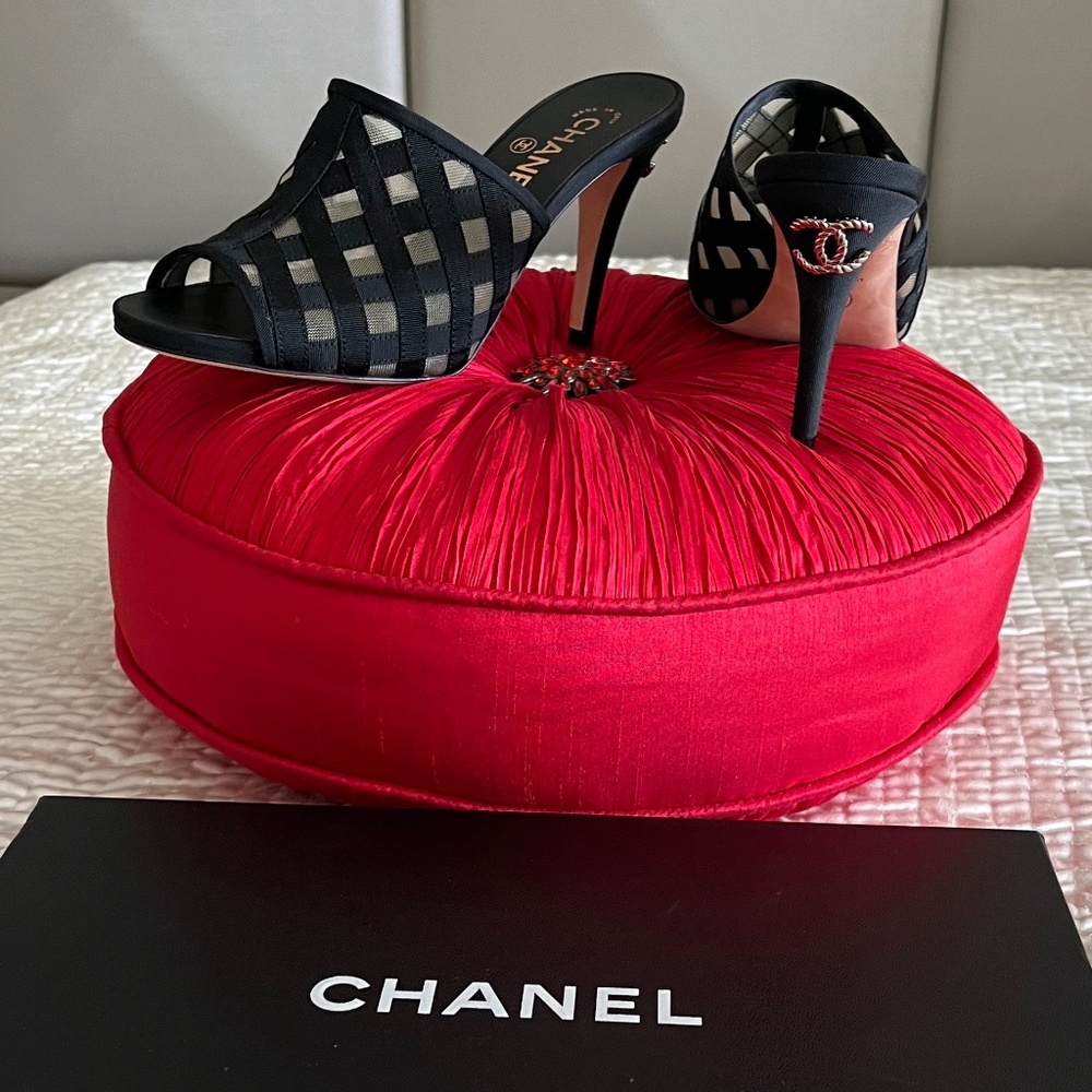 Authentic Chanel heels - Picture 4 of 15